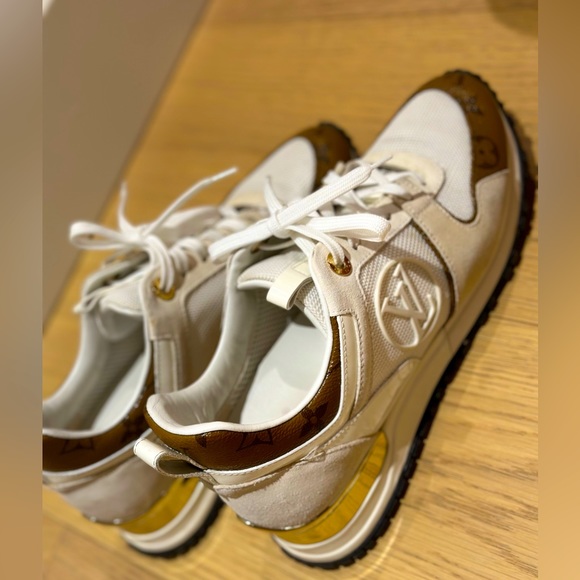 Selling authentic Louis Vuitton sneakers - Picture 2 of 5